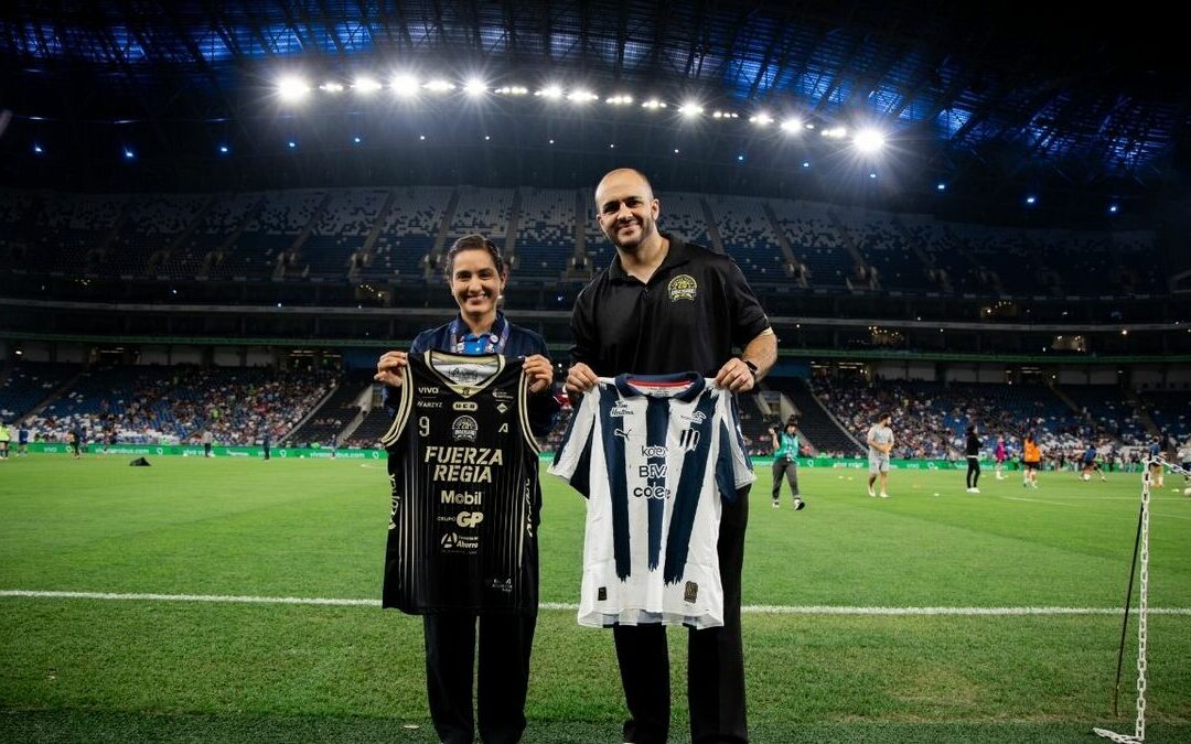 Fuerza Regia Femenil, invitadas de honor en el partido de Rayadas