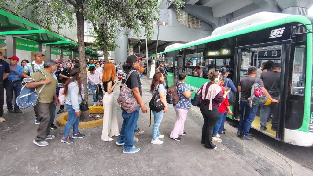 Transporte Público En Monterrey: Tiempos De Espera Extensos Durante Semana Santa 2023