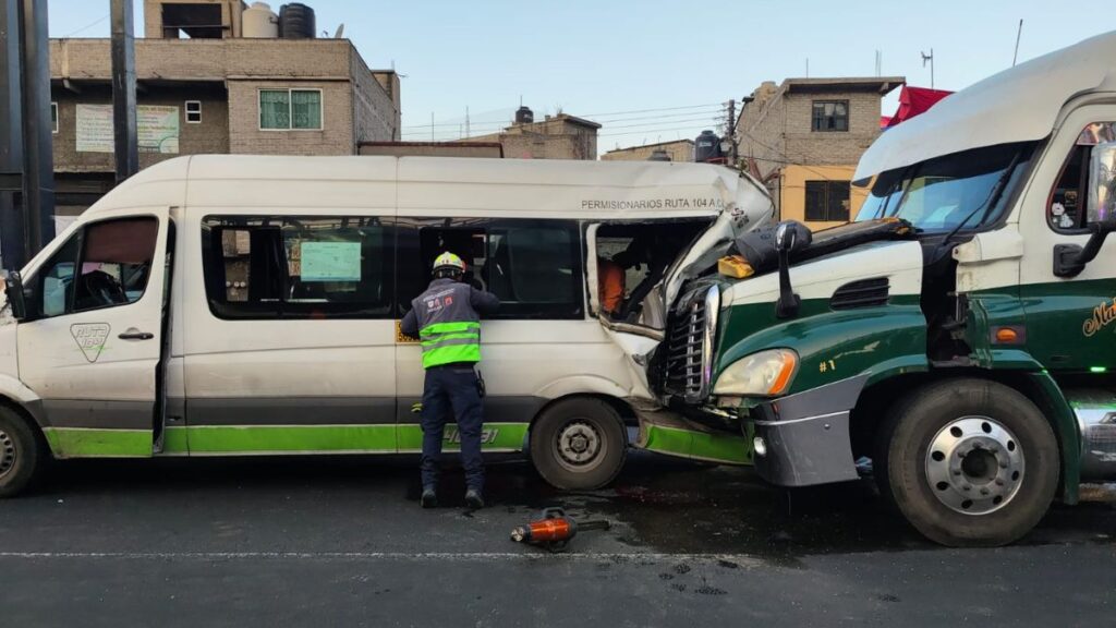 Grave Accidente En La México-Puebla: Tráiler Embiste Combi Con Pasajeros - Noticias Notivalle Grave Accidente En La México-Puebla: Tráiler Embiste Combi Con Pasajeros
