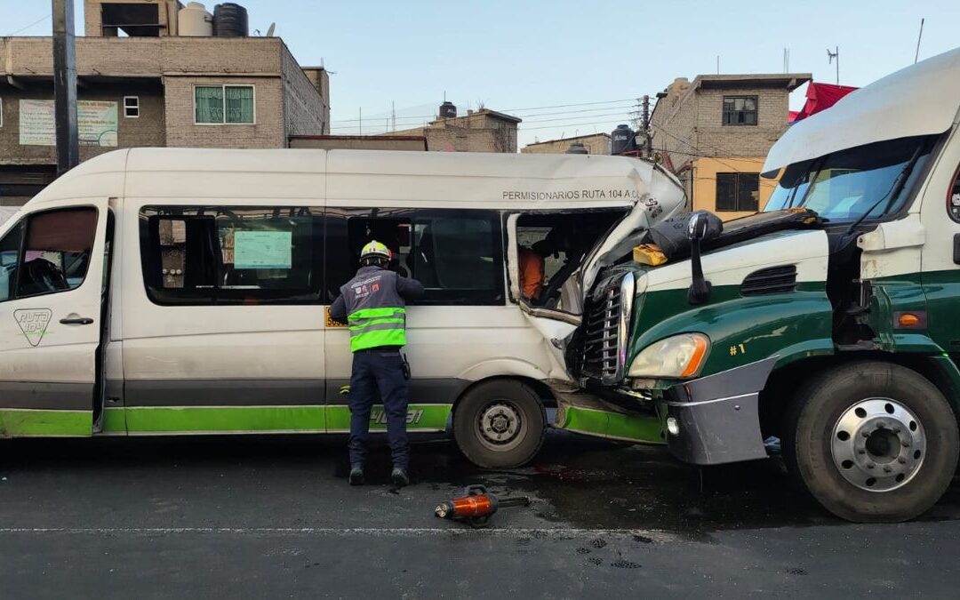 Grave Accidente en la México-Puebla: Tráiler Embiste Combi con Pasajeros