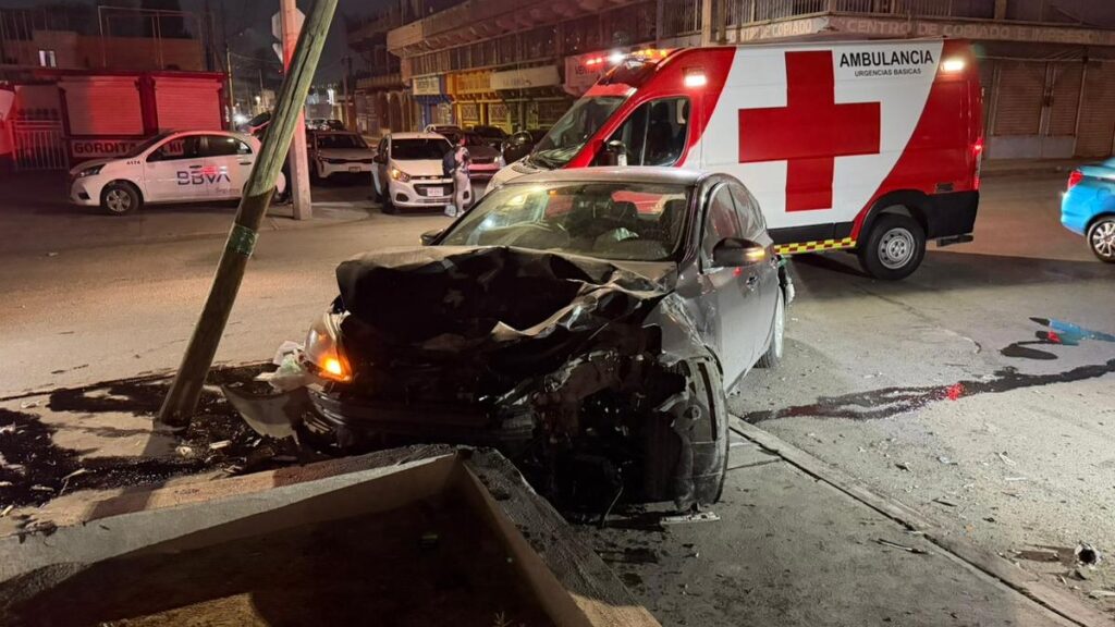 Accidente En Saltillo: Auto Impacta Ambulancia En Servicio De Emergencia