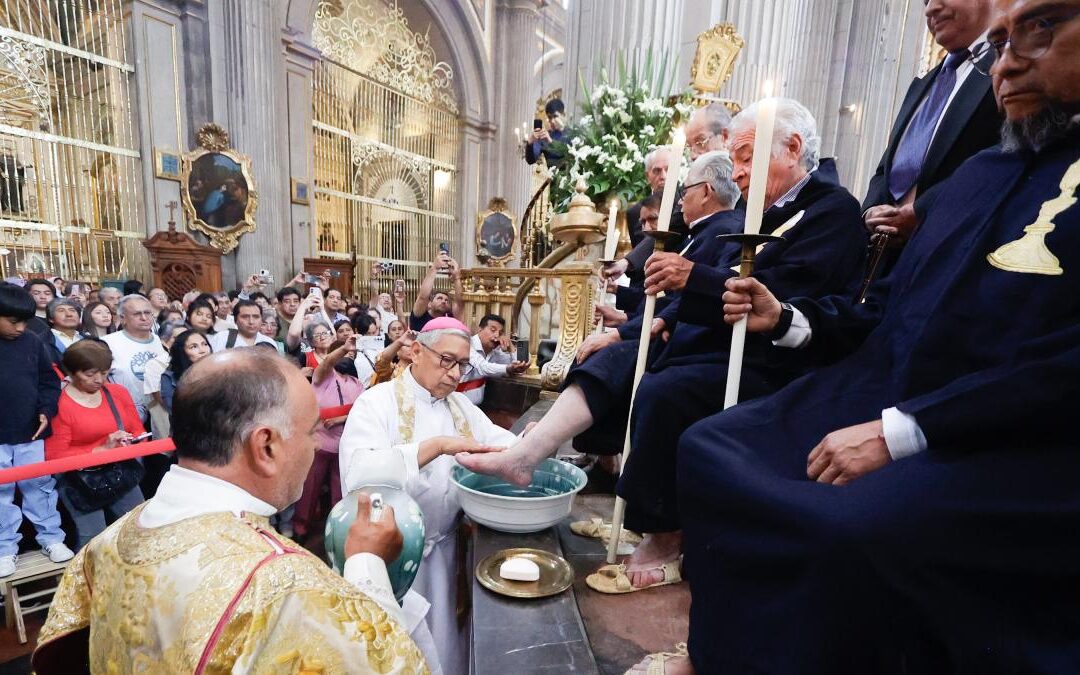 El Arzobispo de Puebla Realiza el Tradicional Lavatorio de Pies en Jueves Santo