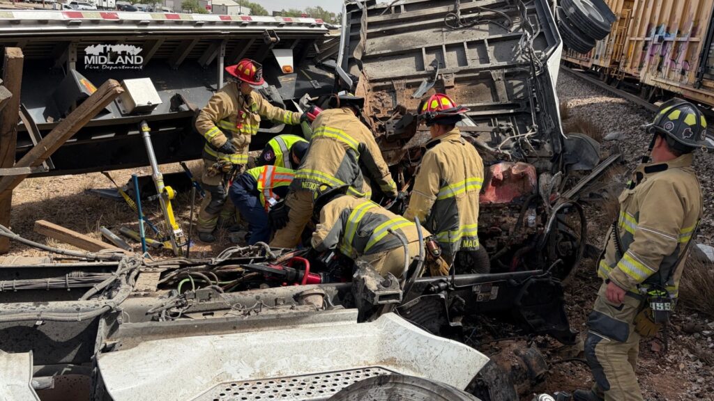 Accidente En Midland: Un Vehículo Choca Con Tren Y Deja A Persona Atrapada - Noticias Notivalle Accidente En Midland: Un Vehículo Choca Con Tren Y Deja A Persona Atrapada