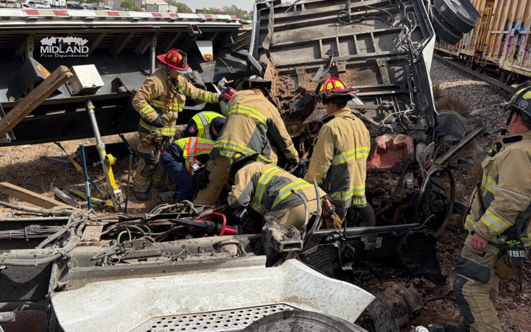 Accidente en Midland: Un Vehículo Choca con Tren y Deja a Persona Atrapada