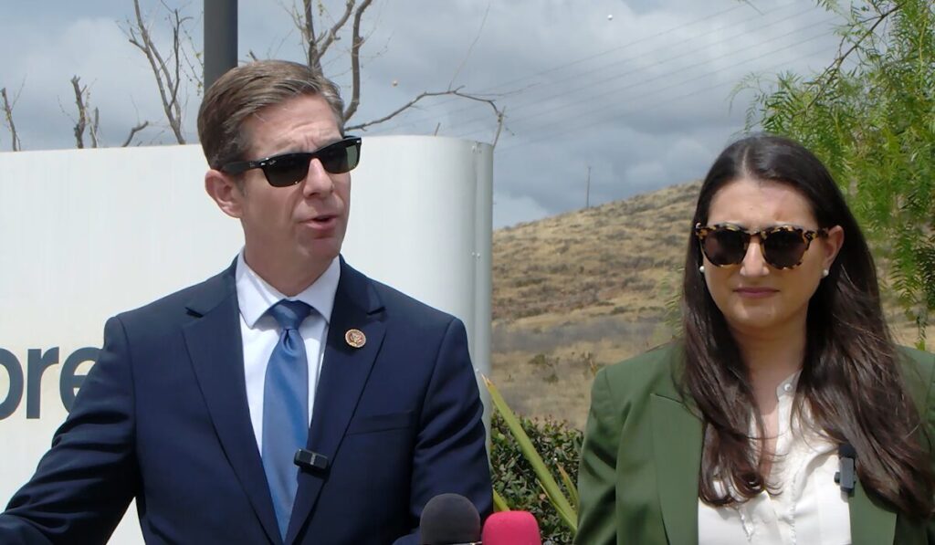 Denuncias De Maltrato En El Centro De Detención De Otay Mesa: Congresistas De California Visitan Las Instalaciones