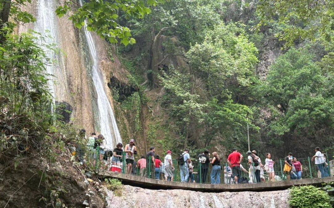 Descubre las Maravillas de Cola de Caballo y el Centro de Santiago