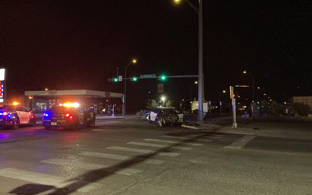 Impactante Accidente en El Paso: Patrulla Impactada en Piedras y Paisano