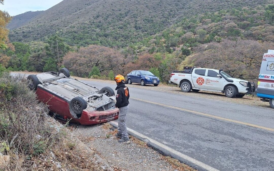 Volcadura en Carretera de Galeana Genera Caos Vehicular en La Ascensión