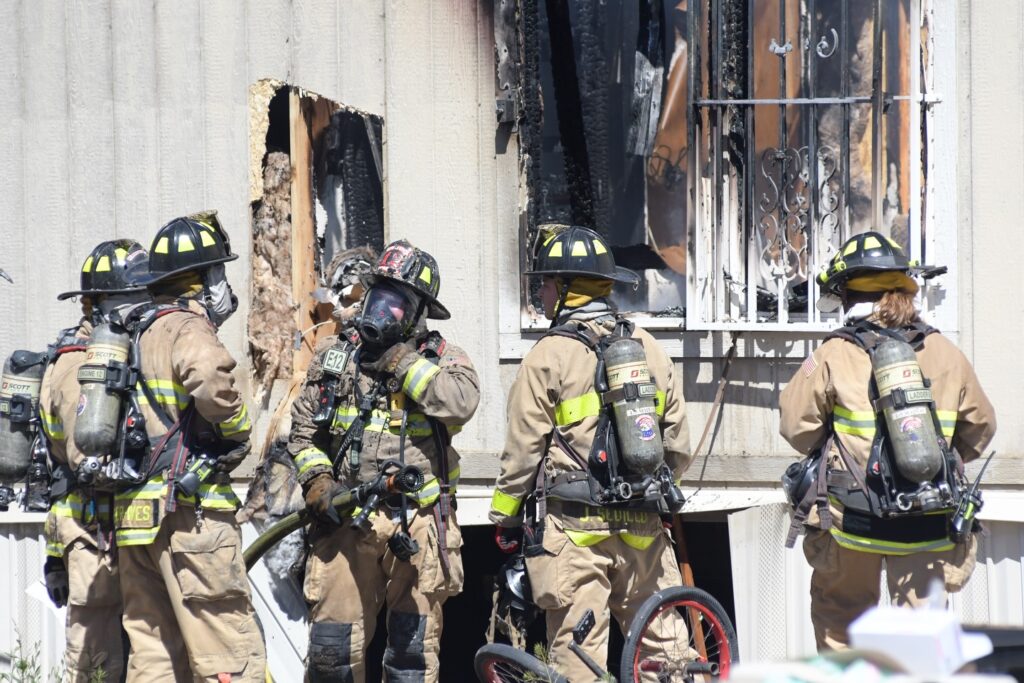 Incendio En Albuquerque: Bomberos Rescatan A Persona De Casa Móvil En Llamas