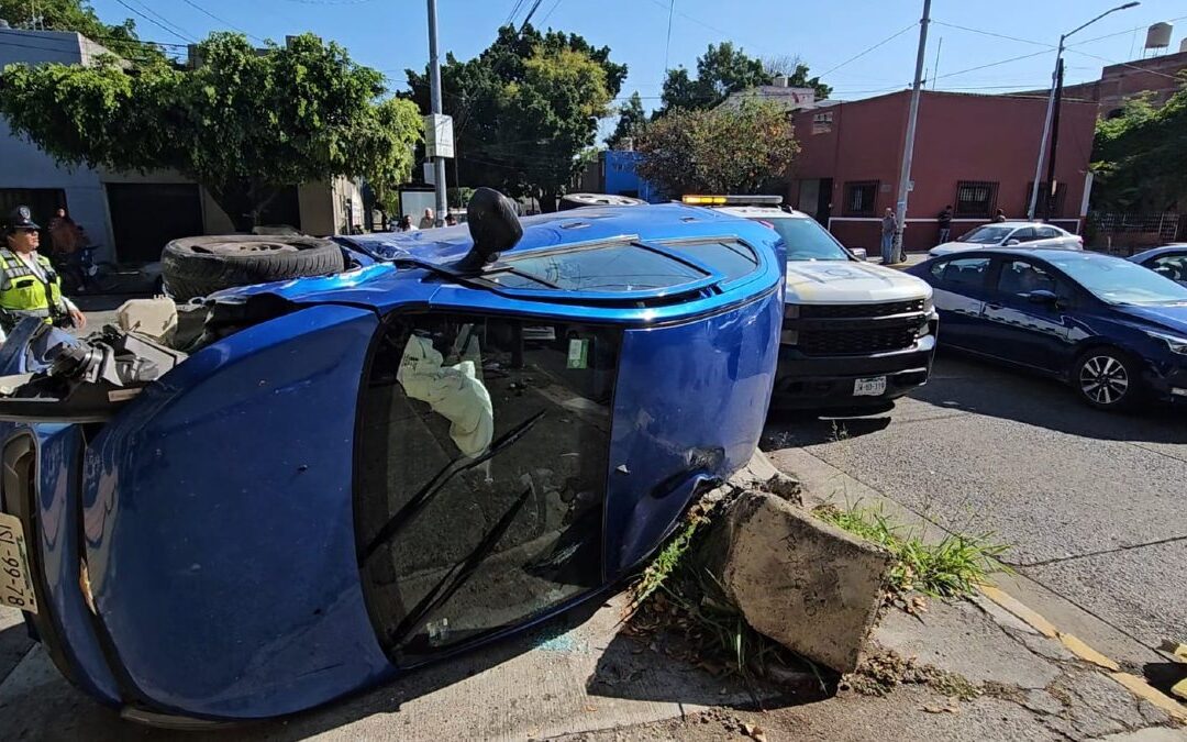 Grave accidente de tráfico en la colonia La Penal de Guadalajara por semáforos defectuosos