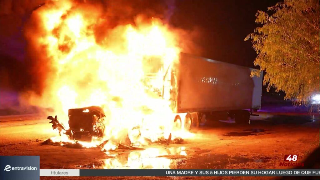 Impactante Incendio En Camión De Remolque En Carretera Veterans Sin Heridos