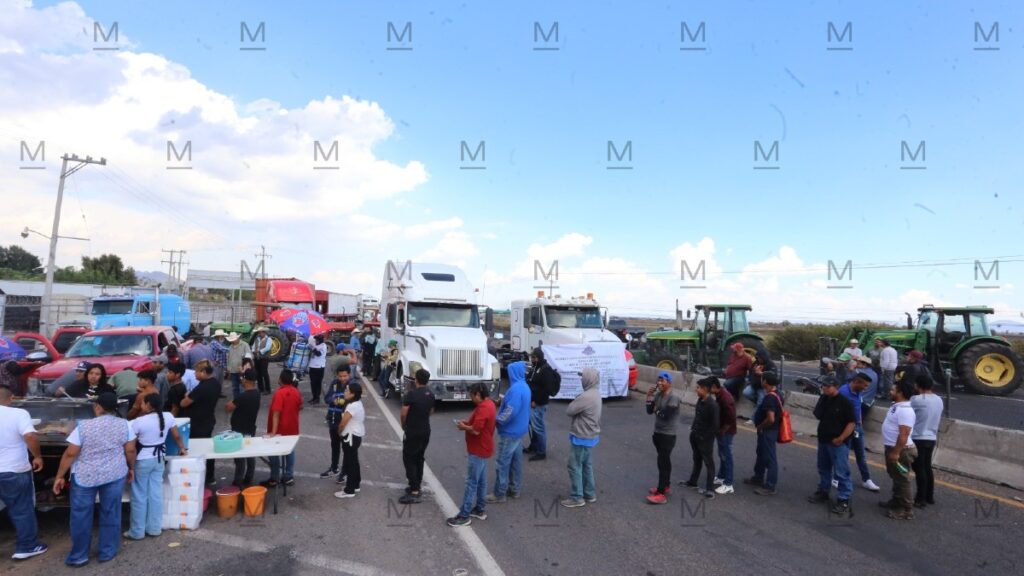 Agricultores En Pénjamo Continúan Bloqueando La Carretera: No Cederán