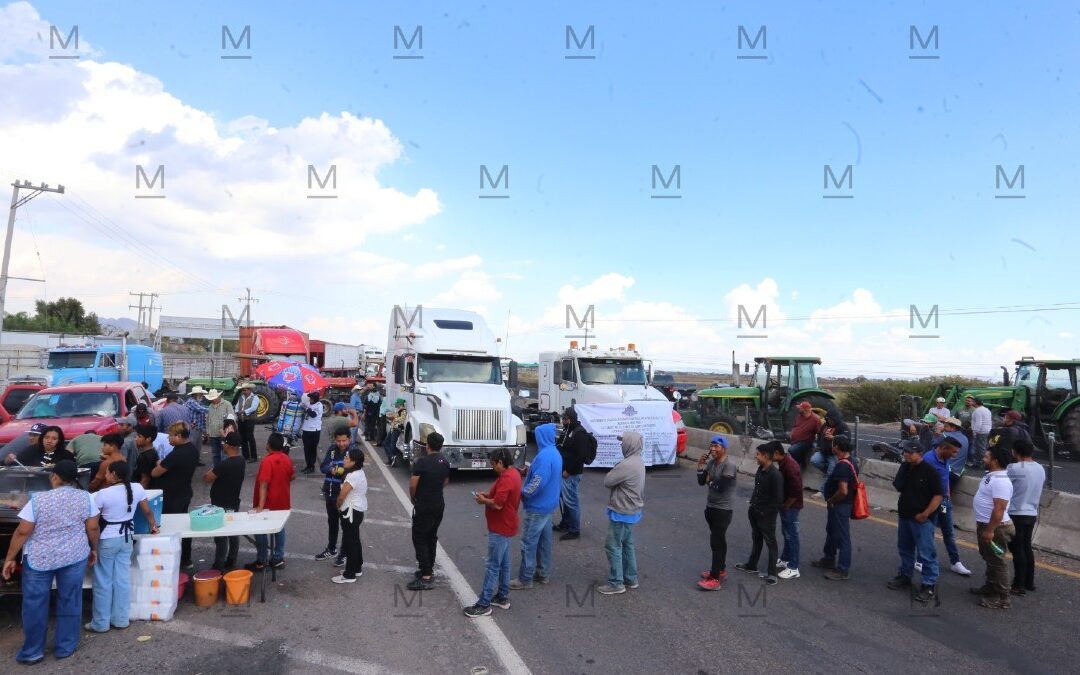 Agricultores en Pénjamo Continúan Bloqueando la Carretera: No Cederán