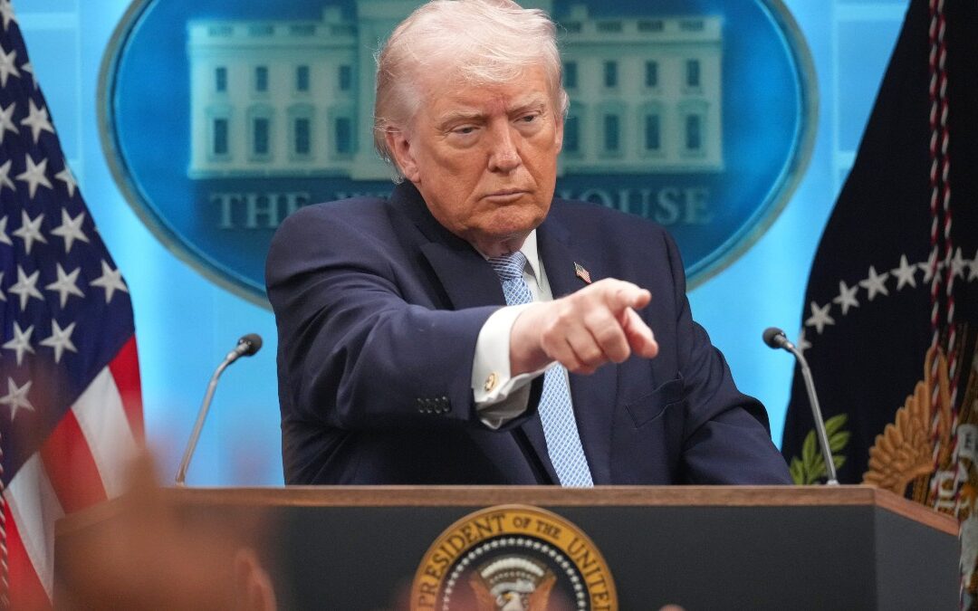 Wall Street Se Tambalea Ante el Ultimátum de Trump a Irán: Noticias Clave del Mercado Financiero