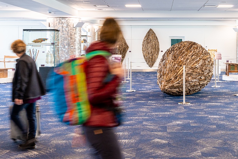 Descubre el Arte en Madera de Colorado en la Nueva Exposición del Aeropuerto de Denver