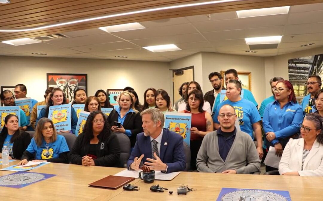 Albuquerque Refuerza Protecciones ICE con Nueva Ordenanza de Tim Keller