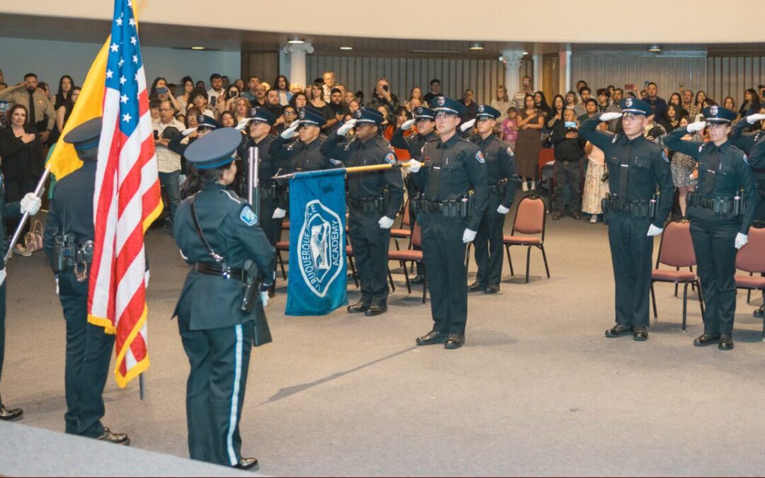 Nuevos oficiales APD fortalecen la seguridad pública en Albuquerque bajo el liderazgo de Cecily Barker