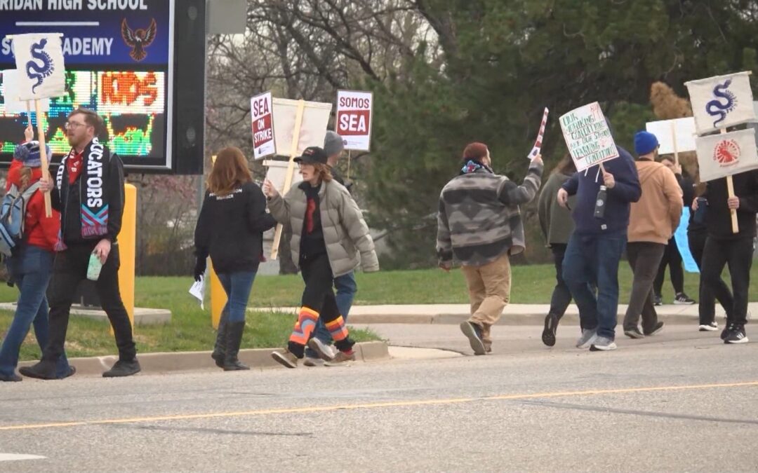 Escuelas del Distrito Escolar Sheridan Reabren Durante la Huelga de Maestros