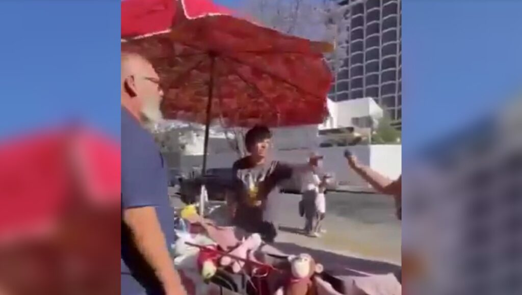 Impactante Video: Comerciante Ataca A Adulto Mayor En Plena Calle