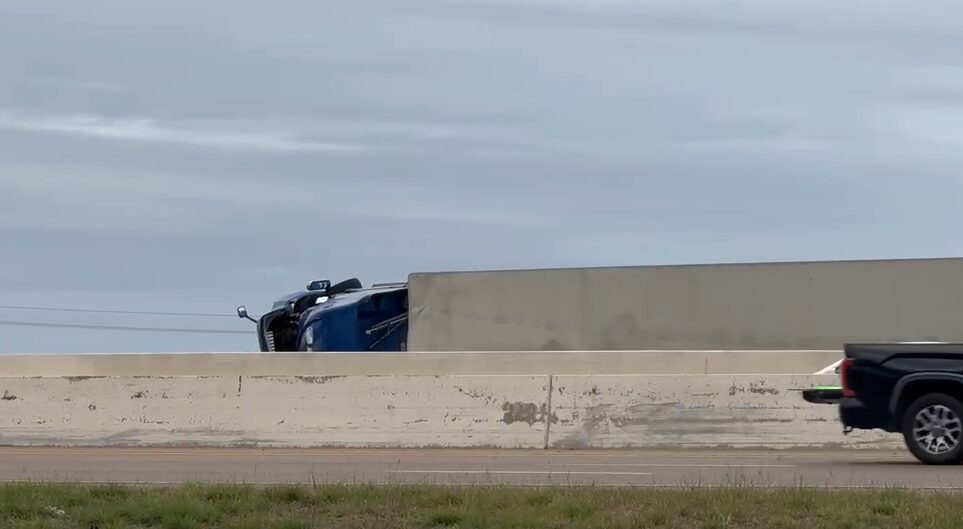 Volcadura de tráiler causa cierre temporal en la autopista 550