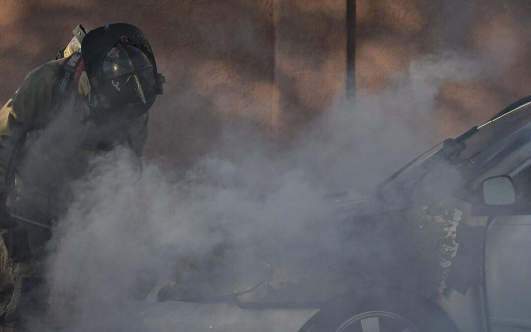 Incendio Vehicular en Albuquerque: Bomberos Controlan el Fuego sin Heridos