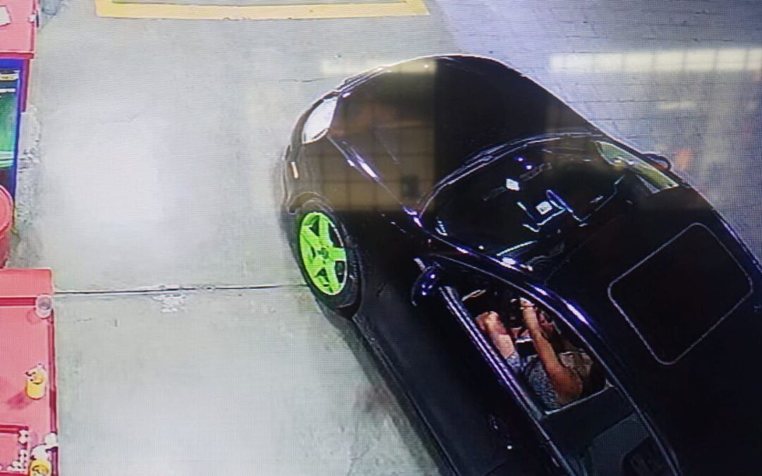 ¡Atrapan a ‘Lady Gasolina’ en Puebla!: Mujer Huye sin Pagar con Rines Verde Neón