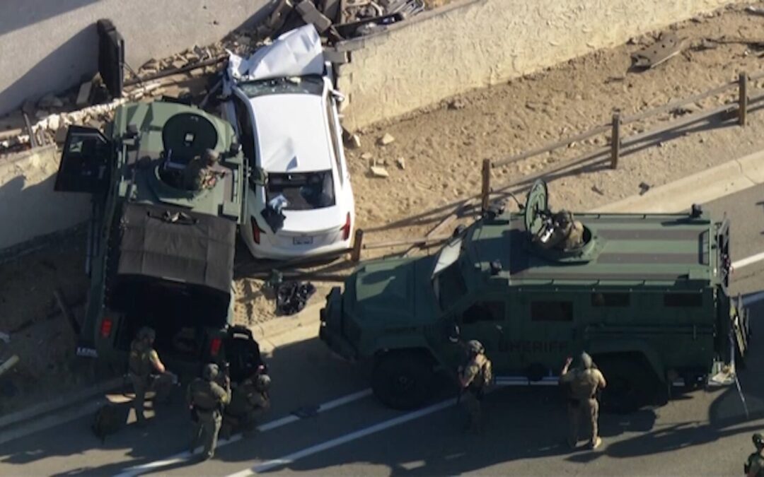 Persecución Policial en California Culmina en Choque Aparatoso y Enfrentamiento Tenso