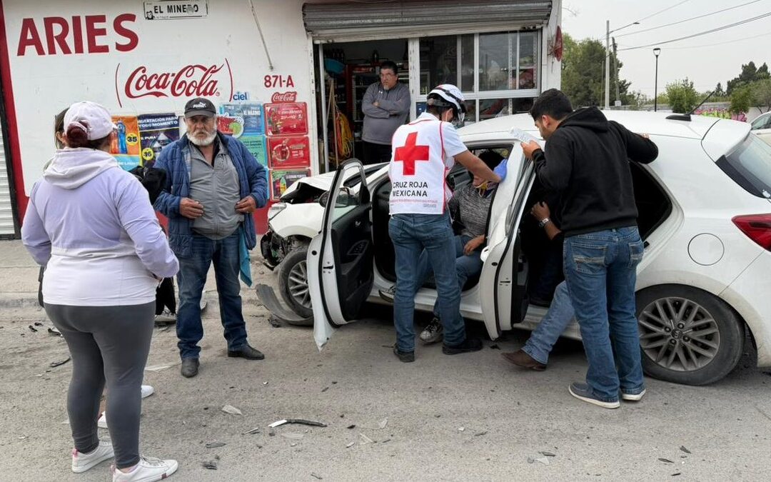 Accidente en Saltillo: Conductora pierde el control por anuncio de tacos