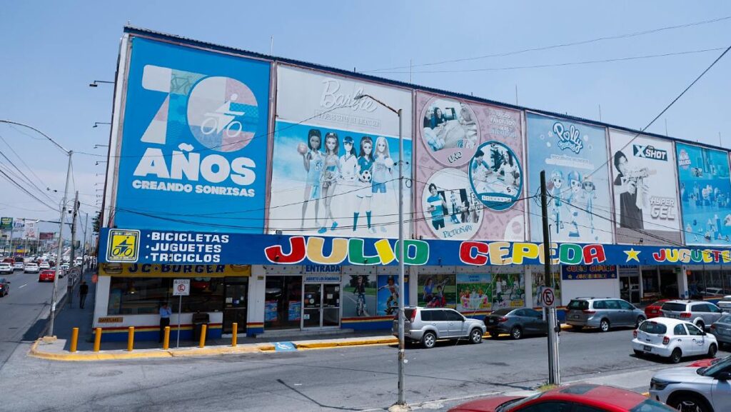 Gran Fiesta De Despedida En Juguetería Julio Cepeda En Monterrey