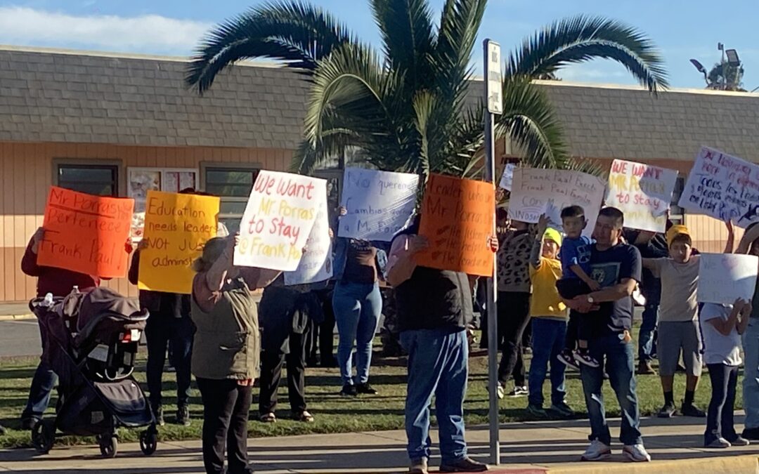 Protesta en Salinas: Comunidad Escolar Exige Reintegro de Director Despedido