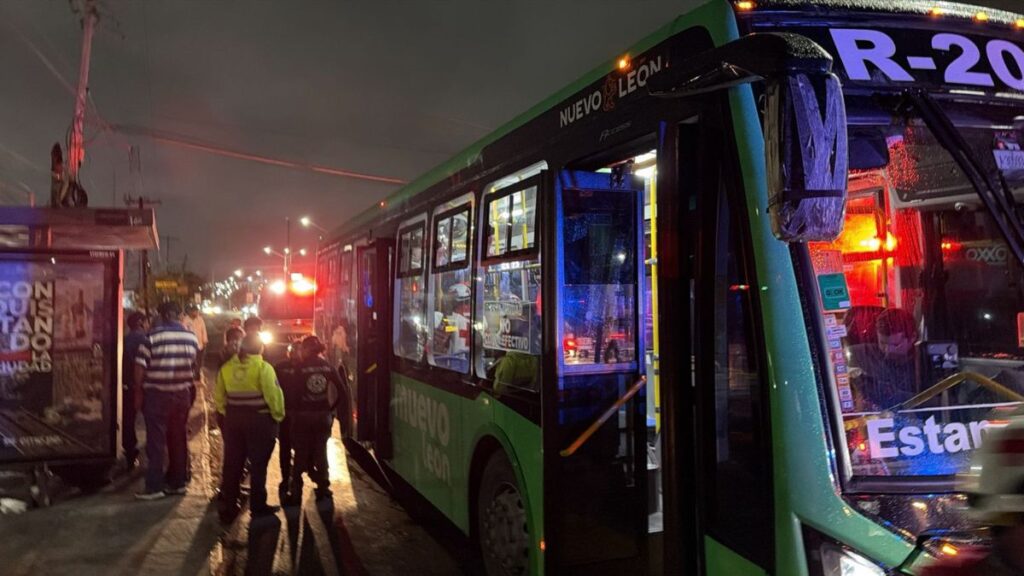 Impactante Accidente En Santa Catarina: Cinco Heridos En Choque De Camiones Urbanos