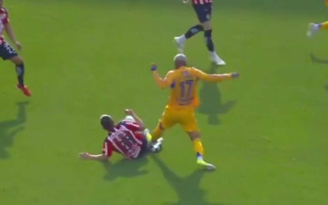 Cantante Guerrero Exige Expulsión de Bufalo Aguirre en el Partido contra Chivas