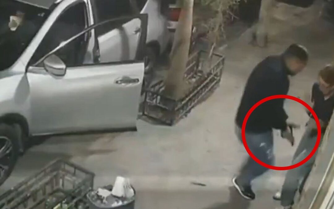 Impactante video de seguridad muestra el robo de una camioneta en Guadalajara