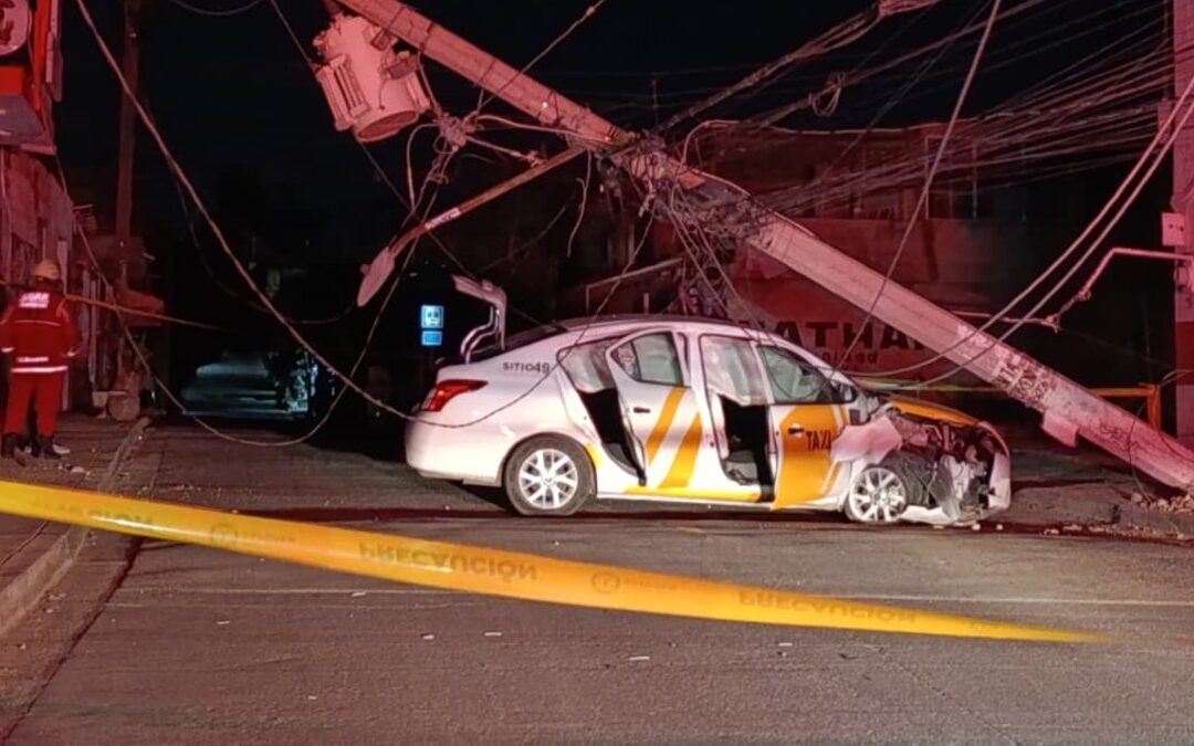 Accidente De Tráfico En Zapopan: Motociclista Causa Choque De Taxi Contra Poste