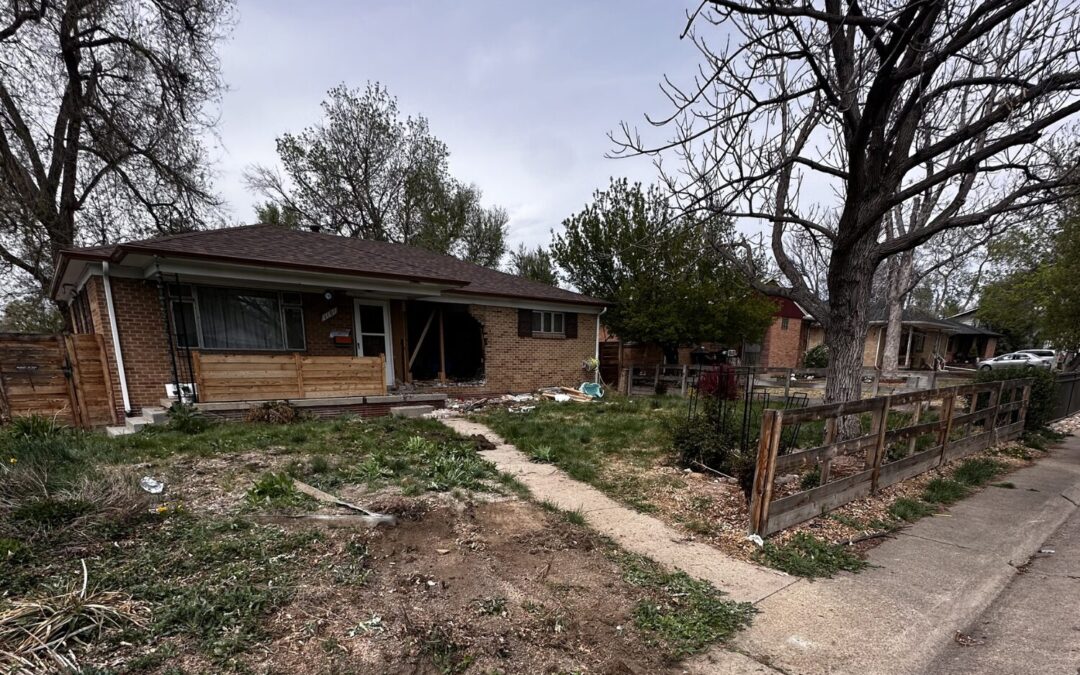 Impactante Accidente en Aurora: Menor de 13 Años Estrella Vehículo Contra Vivienda