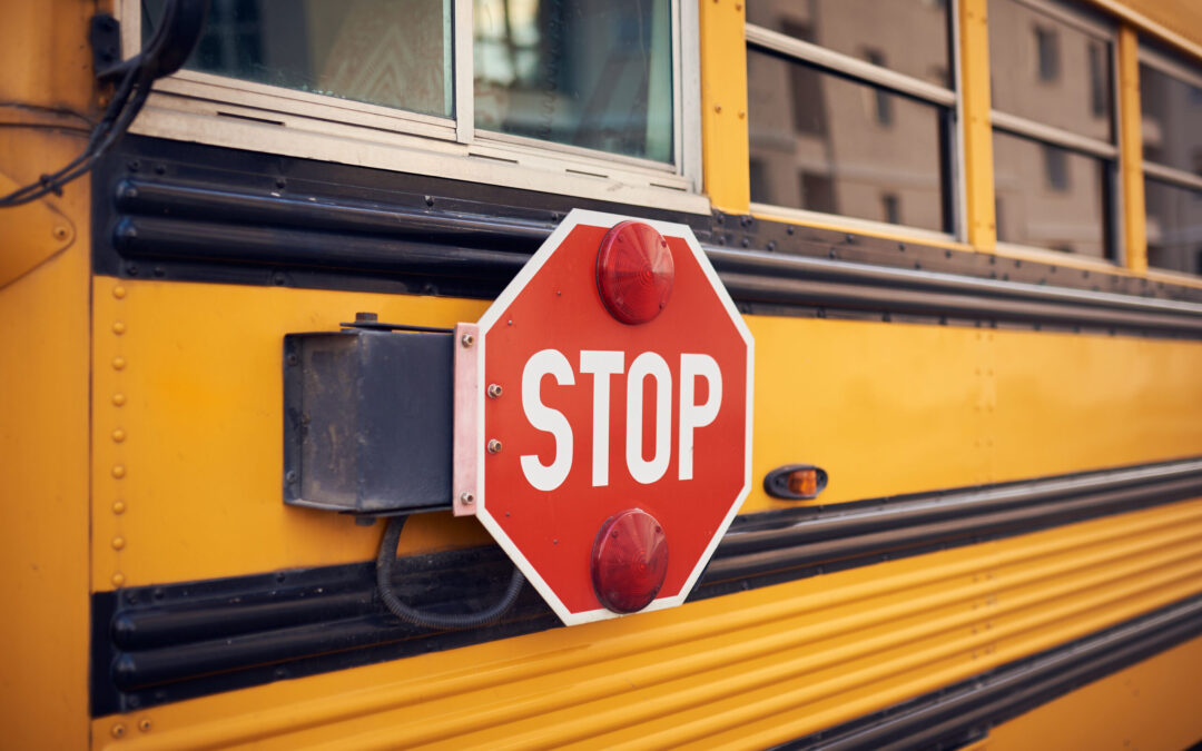 Grave Accidente de Autobús Escolar en Massachusetts Deja Conductor y Estudiante Heridos