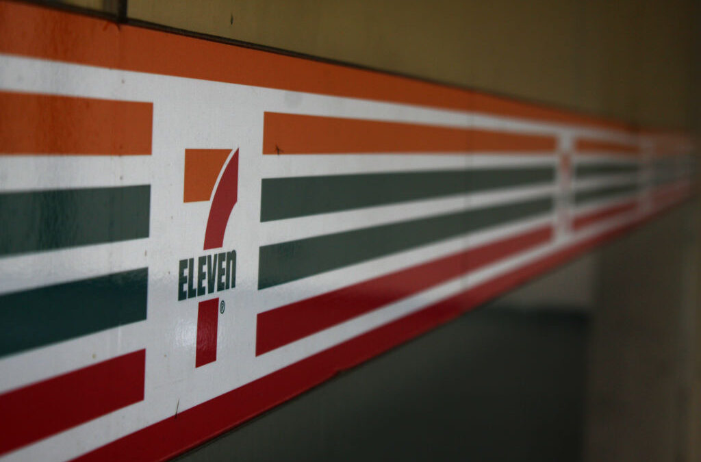 7-Eleven cerrará 645 tiendas en Norteamérica en 2026: Estrategia de reestructuración