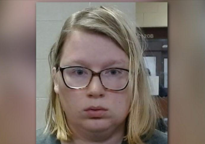 Madre de Kansas Acusada de Asesinato en Clearwater: Investigación de Muertes Infantiles