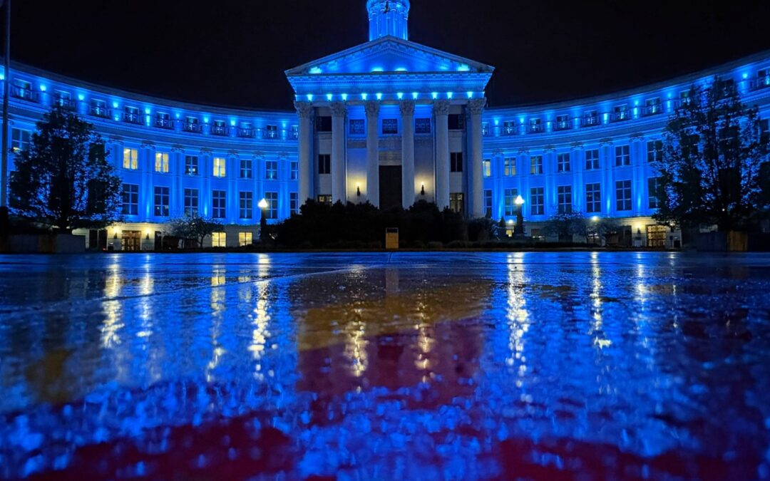 Denver se Ilumina para Apoyar a Supervivientes de Agresión Sexual durante el Mes de Concientización