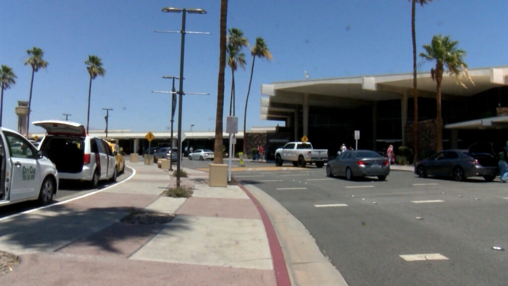 Palm Springs: Hombre Muere Tras Perder El Control A Alta Velocidad Cerca Del Aeropuerto Y Caer Sobre Otro Vehículo