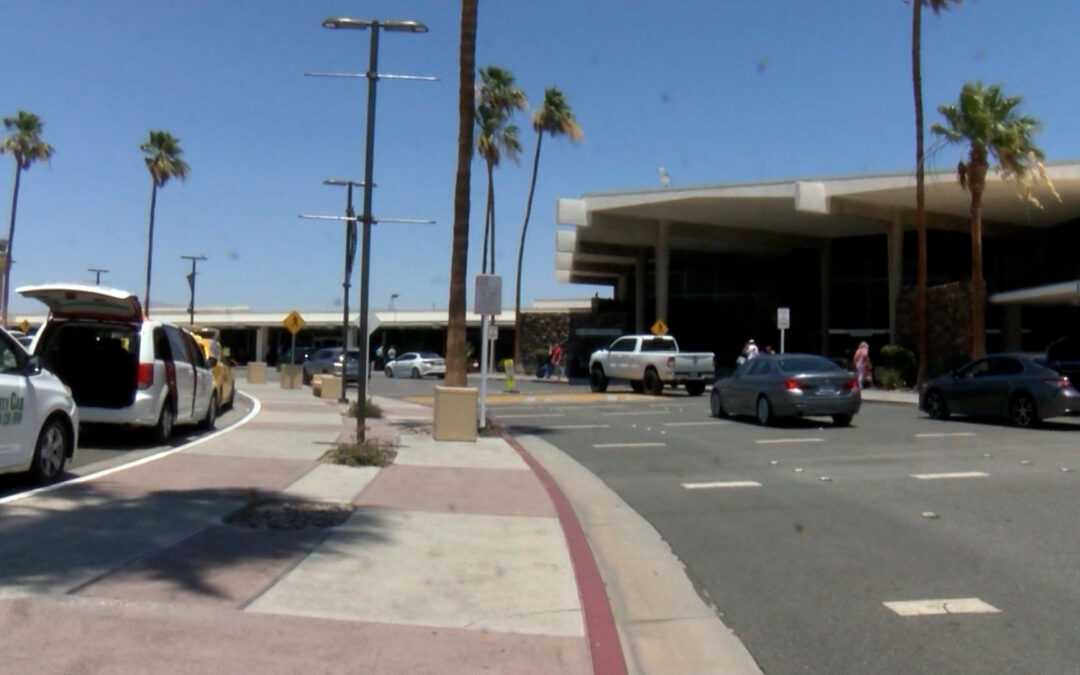 Palm Springs: Hombre muere tras perder el control a alta velocidad cerca del aeropuerto y caer sobre otro vehículo