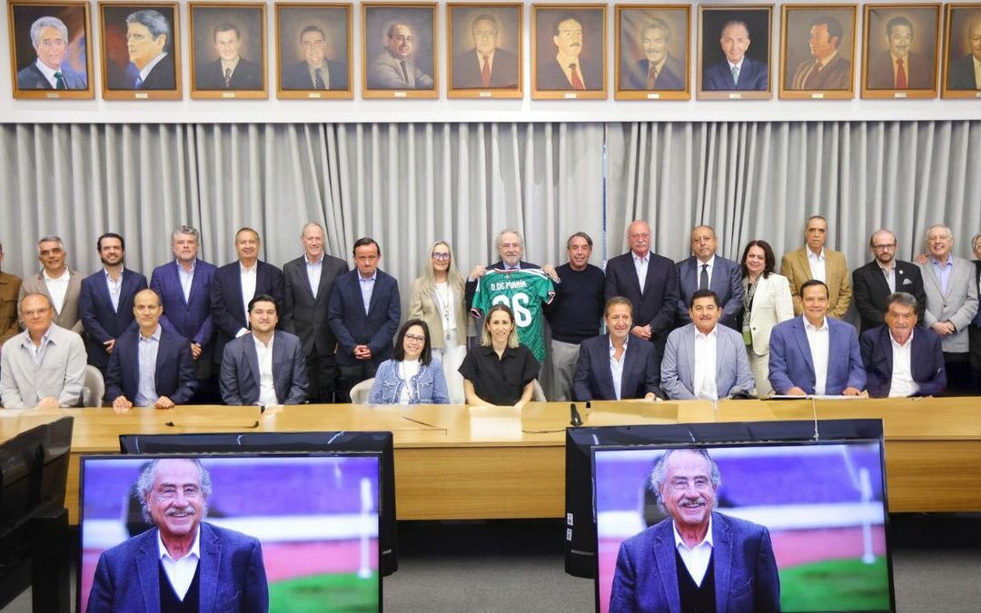 El Comité Ejecutivo de la FMF honra a Decio de María, arquitecto del Mundial 2026 en México