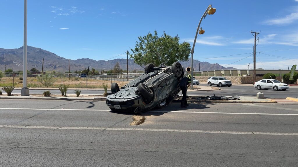 Impactante Volcadura En La Intersección De Dyer Y Deer En El Paso