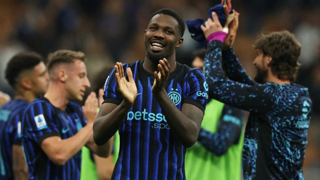 Inter De Milán Aplasta Al Cagliari Y Aviva La Lucha Por El Scudetto