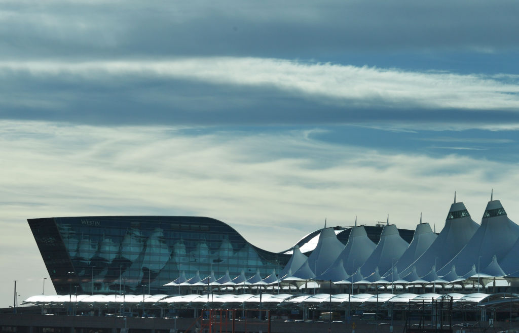 Evacuación Urgente en el Aeropuerto de Denver por Amenaza de Bomba en Vuelo de United Airlines