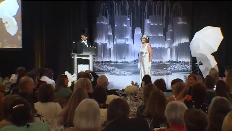 Impactante Desfile de Moda en Pebble Beach Celebra a Sobrevivientes de Cáncer y Fomenta la Investigación