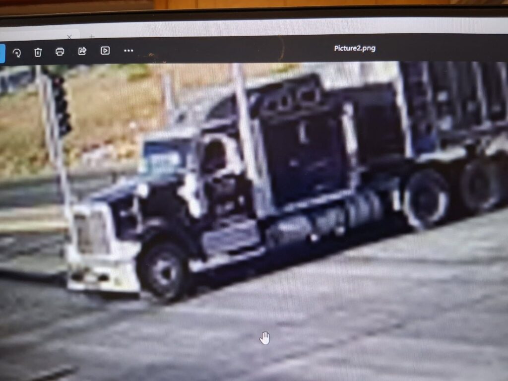 Roswell: Urgen Colaboración Ciudadana Para Identificar Tráiler Involucrado En Daño A Semáforo