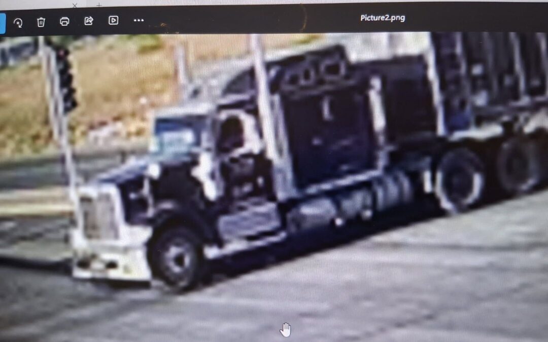 Roswell: Urgen Colaboración Ciudadana para Identificar Tráiler Involucrado en Daño a Semáforo