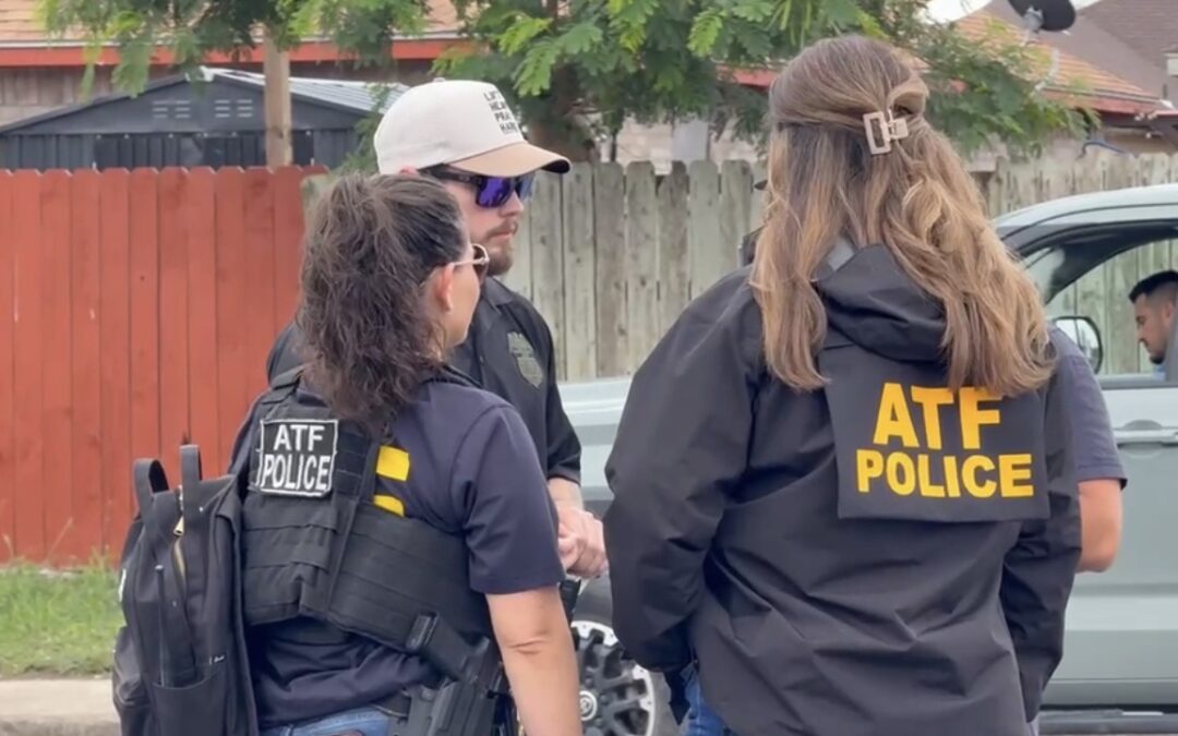 Reporte falso de arma en preparatoria de Brownsville causa gran operativo