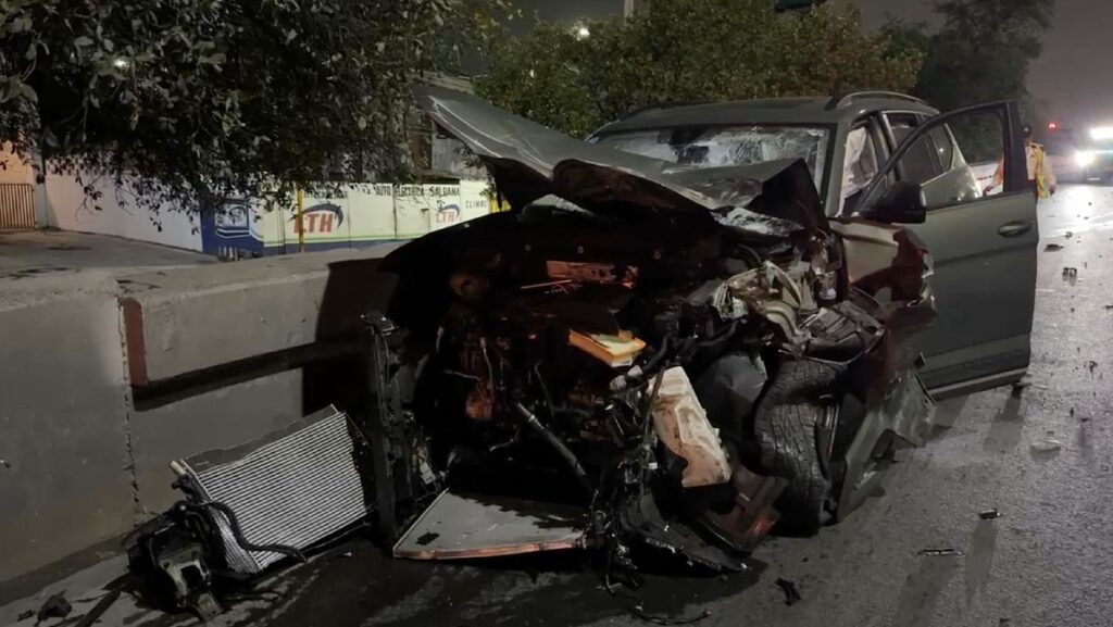 Accidente En Monterrey: Camioneta Se Estrella Y Conductor Huye En Avenida Garza Sada